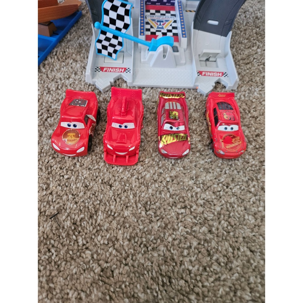Disney Pixar Cars Rust Eze Racing Tower Playset with 4 Lightning McQueen Cars - Picture 2 of 5